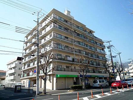 甲南深江ハイムの外観（南東側から）です。阪神深江駅から徒歩3分にあるマンション。「三宮」や「梅田」へのアクセスが約30分の好立地！