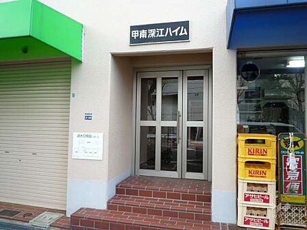 エントランスです。敷地東側に位置します。
