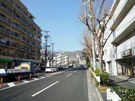 敷地の東側前面道路（南側から）です。国道2号線と国道43号線をつなぐ、南北に走っている「商船大学線」です。