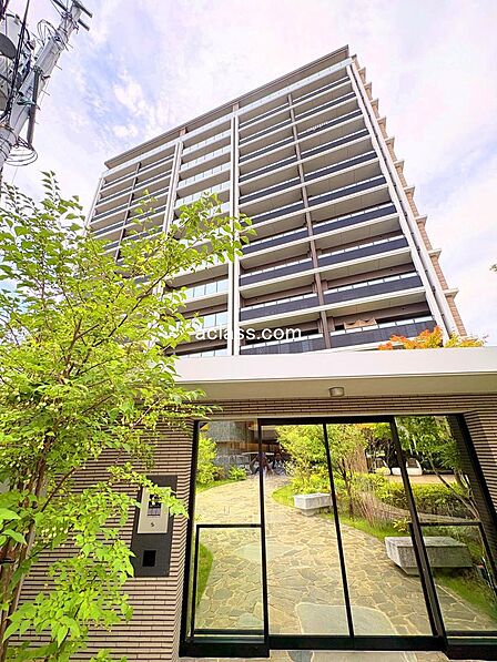 13階建て総戸数60邸、2023年完成の築浅マンションです