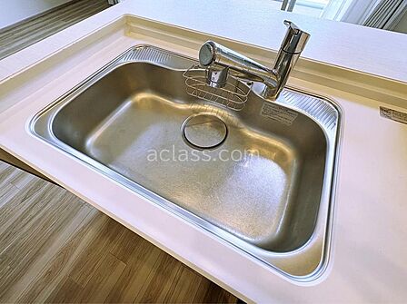 水撥ね音などが気になりにくい静音シンクです。水栓は浄水器一体型になっています。