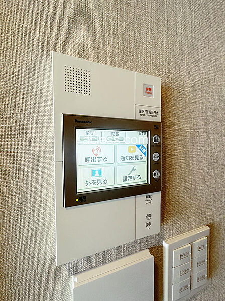 大きめのカラーモニター付きインターホンです!オートロックの解錠も楽々です。