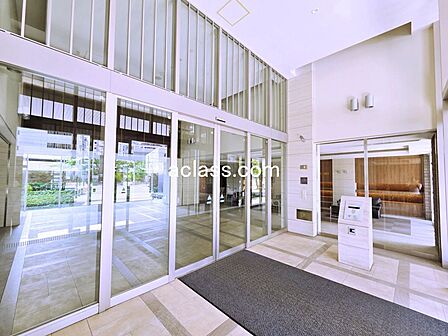 ガラス張りで天井の高い風除室。オートロックなので防犯面も◎