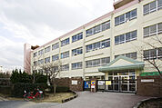 小学校「高槻市立玉川小学校まで748ｍ」