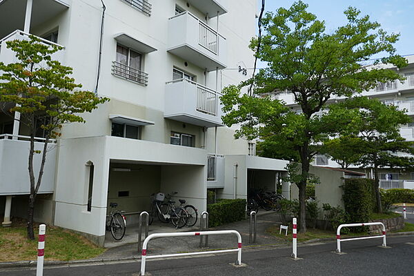 画像14:住棟横に自転車置き場があります。