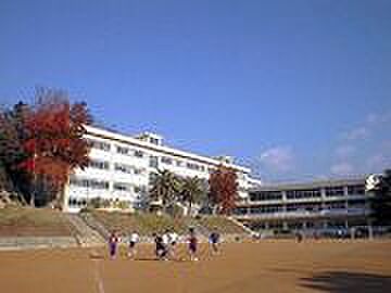 画像18:神戸市立高取台中学校（523m）