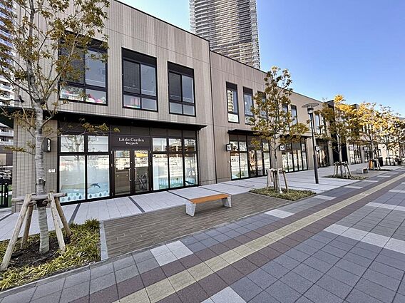 お店前も広々と...