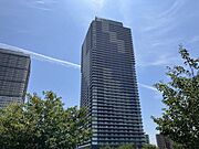 はっきり見える飛行機雲とミッドスクエアタワー(左側にお見えになるのはライズゲートタワーになります。