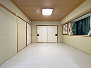 こちらは元は畳敷きの和室（約8畳）でしたが、2021年に畳からフローリングに変更されています。