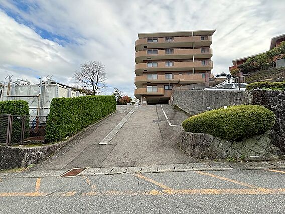 駐車場は斜面の...