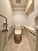 【トイレ】手洗い器付きのトイレです。交換をご希望の場合は、お見積りをお出しすることも可能です。お気軽にお申し付けくださいませ。