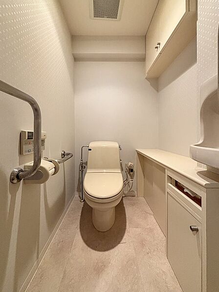 【トイレ】手洗い器付きのトイレです。交換をご希望の場合は、お見積りをお出しすることも可能です。お気軽にお申し付けくださいませ。