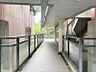 その他：【共用エントランス】こちらを奥に進みますとエレベーターがございます。