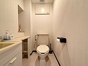 トイレは手洗い器別で広々しています。リフォームのご相談も承ります。