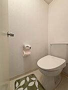 トイレには温水洗浄機能付き便座が設置されています。