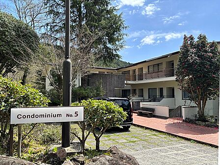 3階建ての低層マンション。ペット、戸別温泉引き込み可能なマンション。