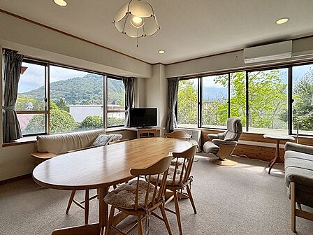 【リビング】角部屋ならではの二面採光により、光をたっぷり取り込む明るい空間です。