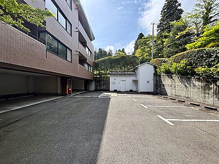 【駐車場】平置きと屋根付きタイプの駐車場がございます。