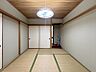 その他：【和室】床の間と窓を備えた、落ち着きのある和室です。