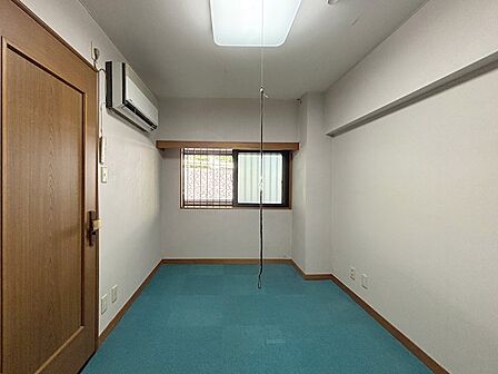 こちらは玄関側約6.4帖の洋室です。