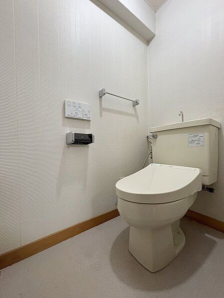 トイレは温水洗浄便座が備わりますが、交換をおすすめいたします。