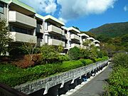 マンション地下部分は駐車場です。屋根つきですので、お車を大事にする貴殿に是非。