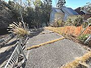 ≪駐車場≫奥に向かって傾斜しております