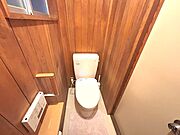 《1階トイレ》手すりとウォシュレット付きです