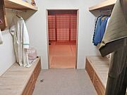 ウォークインクローゼットもあり収納も豊富です。