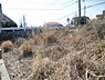その他：道路より下がった一部平坦地です。定住・別荘・店舗等に向く土地です。