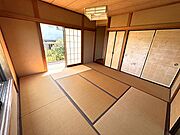 【2階和室】角部屋ですので二面採光で陽当たり良好です。