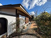 【敷地内】玄関からお庭までのアプローチです
