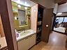 洗面：【洗面台】洗面台は廊下の途中にあります