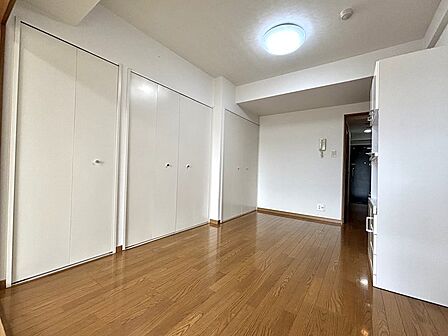 【リビング】玄関方向の写真です
