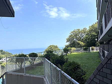 【眺望】バルコニー右手に相模湾を望みます