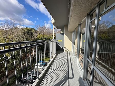 広々としたバルコニーには洗濯物もゆったり干せます。