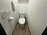 トイレ：白と木目が調和した落ち着きのあるトイレ空間です。壁掛けタイプのリモコンパネルを採用しているため操作がしやすく、便座周りもすっきりしてお手入れもラクラク