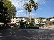 【鹿児島市立吉野中学校】は、吉野町に位置する1947年創立の中学校です。令和3年度の生徒数は864人で、28クラスあります。校訓は「『やればできる』自主・気魄・創造」です。 270m
