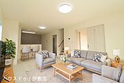 【建築プラン例…みなみの家　リビング】【建物価格…1650万】【建物（延床）面積…87.77m2】※イメージにつき、家具、家電は価格に含まれません