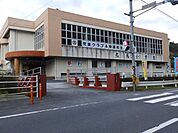 花尾小学校【鹿児島市立花尾小学校】は、花尾町に位置する1920年創立の小学校です。令和3年度の生徒数は25人で、3クラスあります。校訓は「かしこく　やさしく　たくましく」です。 2600m