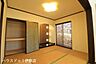 和室：【和室6帖】和室の引き戸を開放すれば、18.75帖のLDKと繋がる大空間に。家族団らんの時間はもちろん、友人を招いての集まりなど柔軟に活用できます。