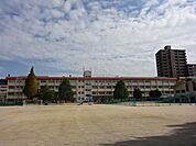 伊敷中学校【鹿児島市立伊敷中学校】は、下伊敷1丁目に位置する1947年創立の中学校です。令和3年度の生徒数は716人で、21クラスあります。校訓は「志・寛・錬」です。 1400m