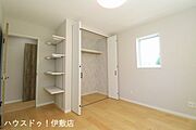 【2F洋室6帖】クローゼットと便利な可動棚付き