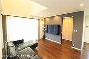 【リビング】南側に大きな掃き出し窓付き！掃き出し窓からウッドデッキへ出られます！綺麗に使われており、内装程度良好です！