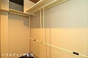 【ウォークインクローゼット】広々としたウォークインクローゼット付。ハンガーパイプ付でかける収納が可能です。