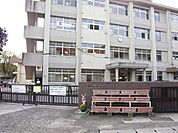 西伊敷小学校【鹿児島市立西伊敷小学校】は、西伊敷4丁目に位置する1974年創立の小学校です。令和3年度の生徒数は355人で、17クラスあります。 1100m