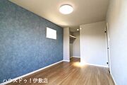 【洋室6.75帖】南側と西側に窓がついており、自然光が入りやすい洋室