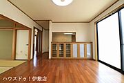 【リビング】大きな掃き出し窓があるリビング