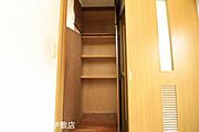 【1F廊下収納】1F、2Fの各廊下に収納付き