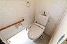 トイレ：【1Fトイレ】足元に明り取り窓がついており、トイレの電気をつけなくても、明るいトイレです